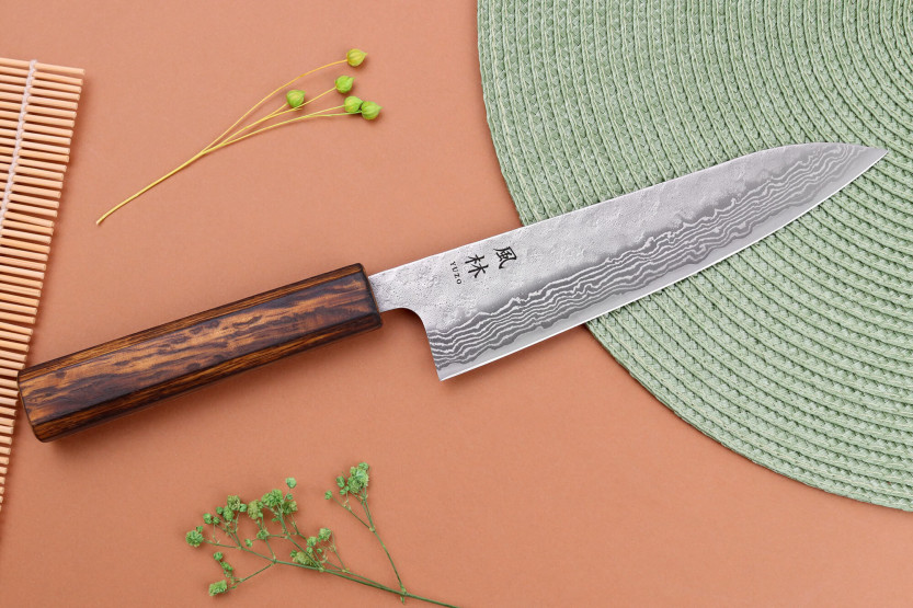 18cm Yuzo Damaskus Tsuchime 440C handgjord japansk kockkniv
