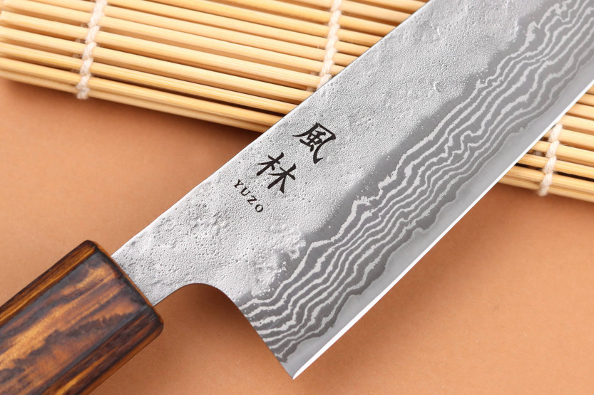 Cuchillo de cocinero tradicional japonés Yuzo Damascus Tsuchime 440C de 18cm