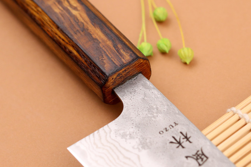 Faca de chef japonesa tradicional Yuzo Damascus Tsuchime 440C de 18 cm