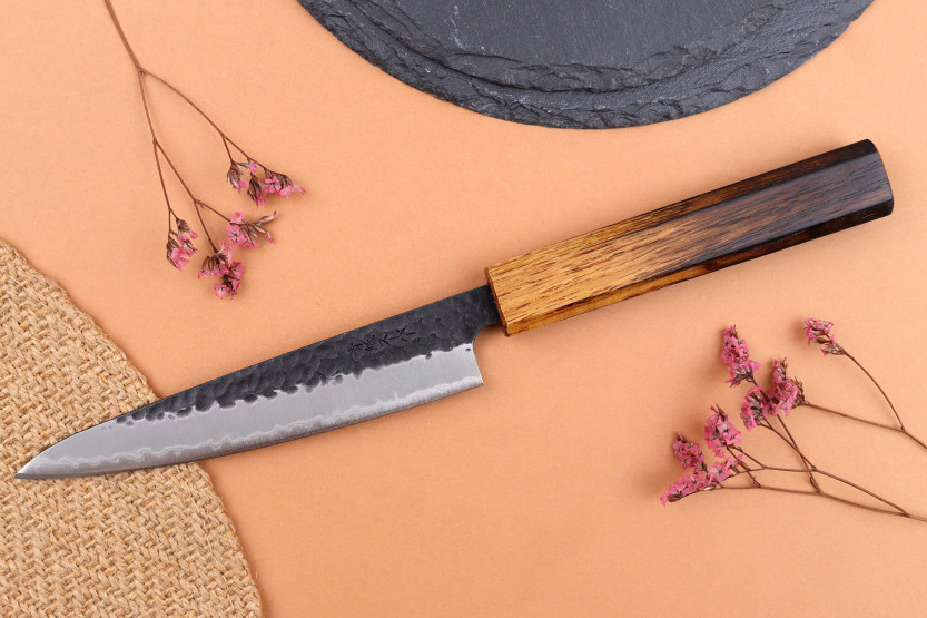 Faca utilitária japonesa Yuzo Black AS de carvalho queimado com 13,5 cm
