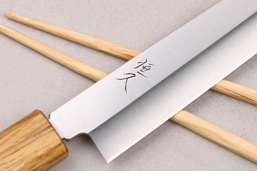 Tsunehisa AUS-8 21 cm japansk yanagibakniv med egetræshåndtag