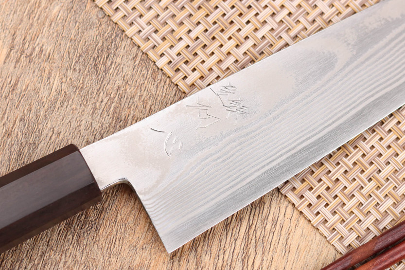 18cm Hatsukokoro Ginsou Damascus santoku mes ebbenhouten handvat japans vakmanschap