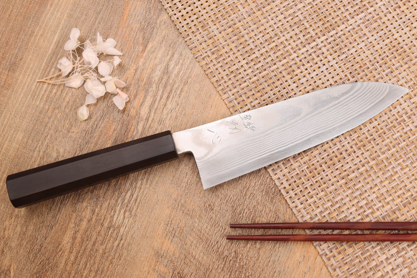 18cm Hatsukokoro Ginsou Damascus santoku mes ebbenhouten handvat japans vakmanschap