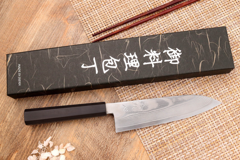 18cm Hatsukokoro Ginsou Damascus santoku mes ebbenhouten handvat japans vakmanschap