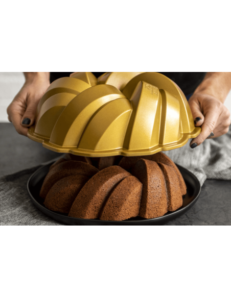 Tortiera Nordic Waret Bundt Torsadé oro in alluminio fuso diametro 27 cm