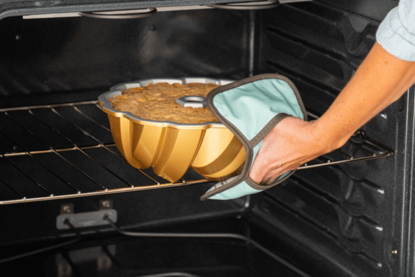 Nordic Ware Bundt Torsadé gold cast aluminium cake tin diameter 27cm