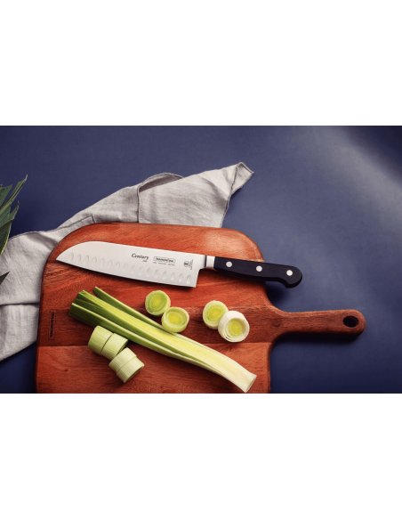 Faca santoku Tramontina Century com lâmina forjada de 18cm e cabo de policarbonato preto