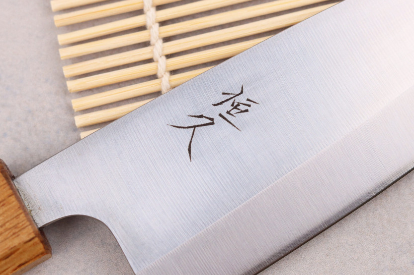 Coltello giapponese Tsunehisa AUS8 12 cm ko-deba con manico in quercia