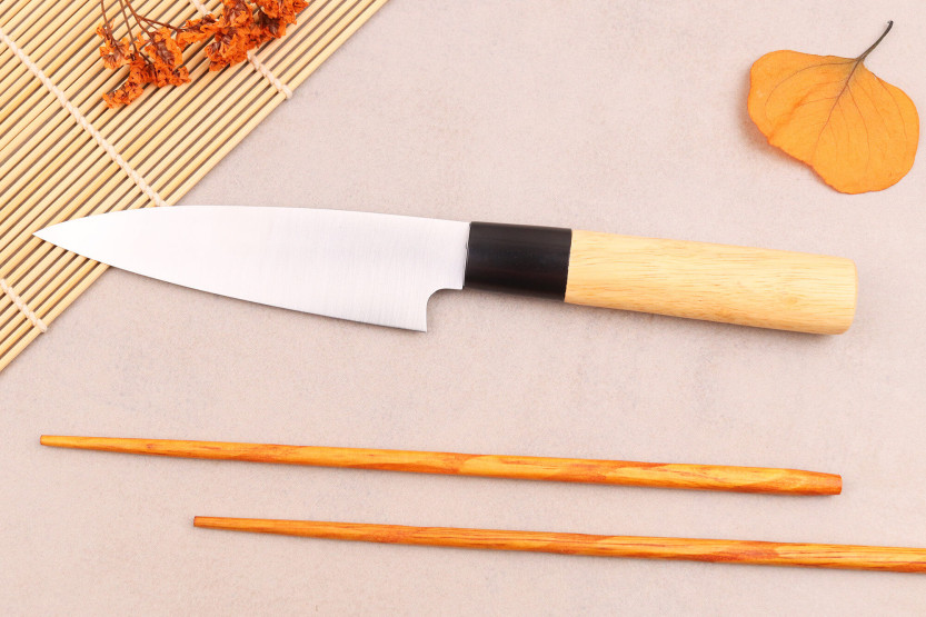 Faca deba japonesa de 12cm Satake Magoroku Saku em magnólia