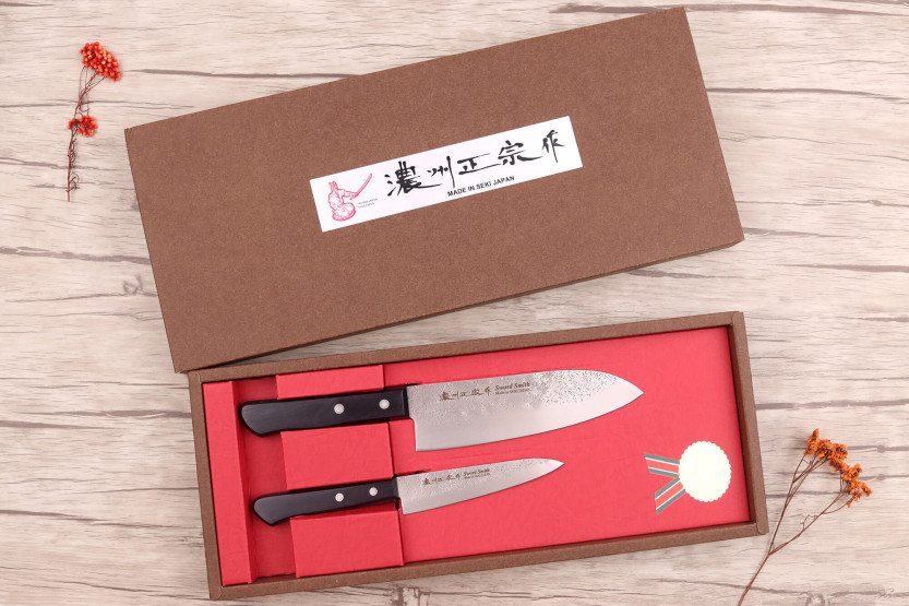 Set in scatola 2 coltelli giapponesi santoku Satake Nashiji + dispensa
