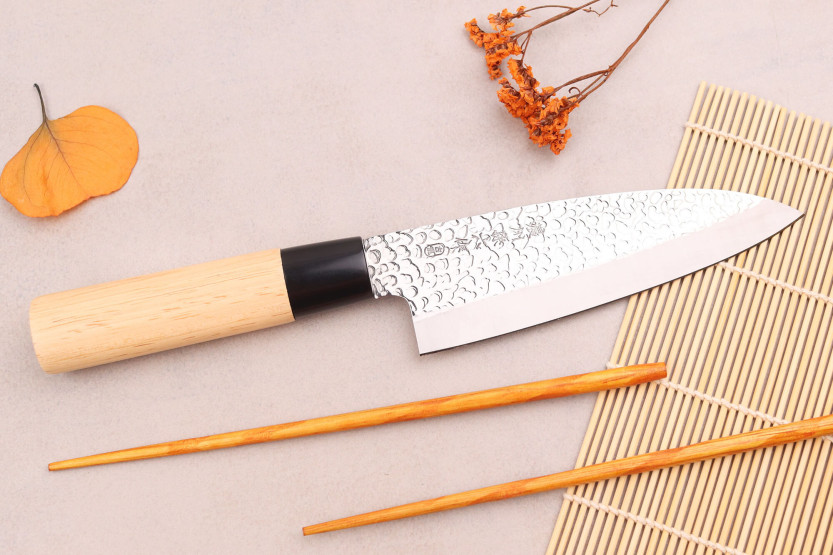 Satake Magoroku Saku 15 cm japansk deba-kniv i magnolia