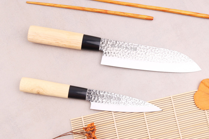 Set mit 2 japanischen Messern Satake Magoroku Saku santoku + deba