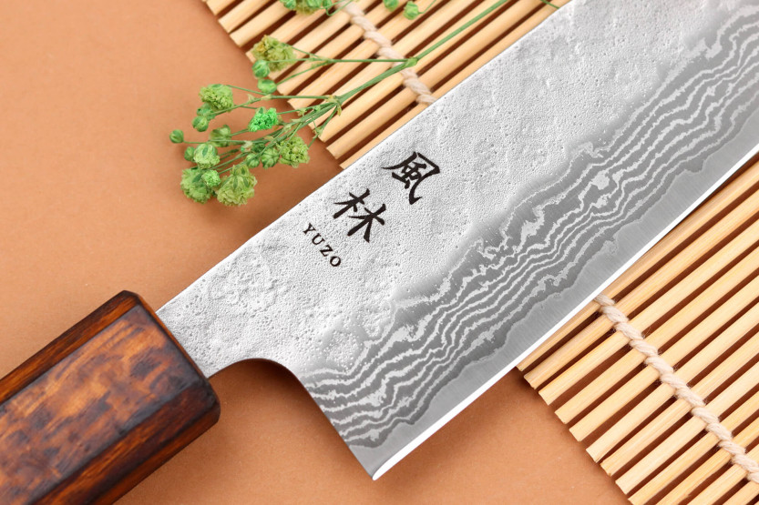 Faca bunka artesanal japonesa Yuzo Damascus Tsuchime 440C de 17,5 cm