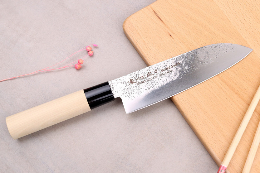 Faca japonesa santoku Satake Nashiji 17cm com cabo de magnólia