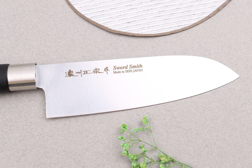 17cm Satake Masamune Saku japansk santokukniv i svart PP