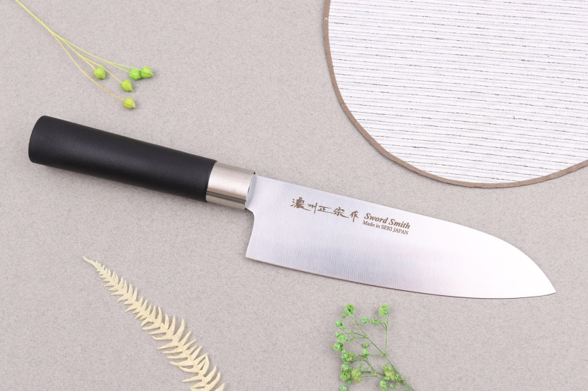 Coltello santoku giapponese Satake Masamune Saku da 17 cm in PP nero