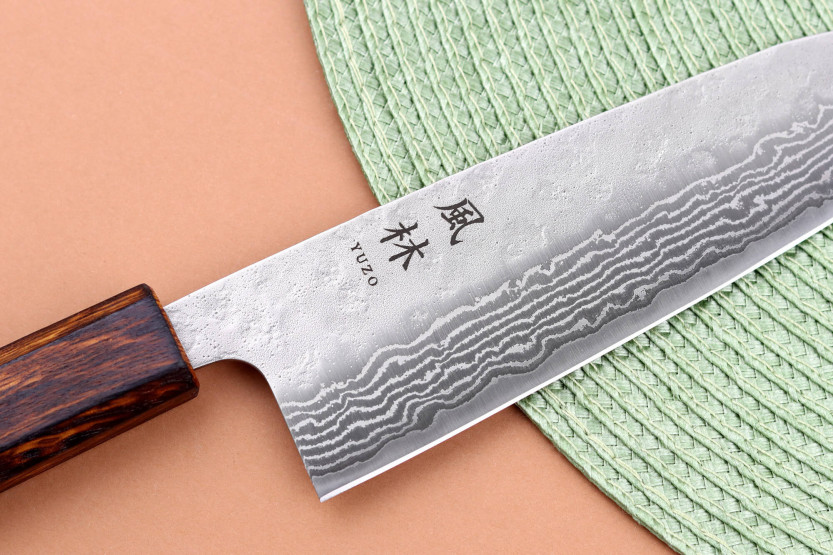 Faca japonesa santoku 440C Tsuchime Damascus Yuzo 16,5cm