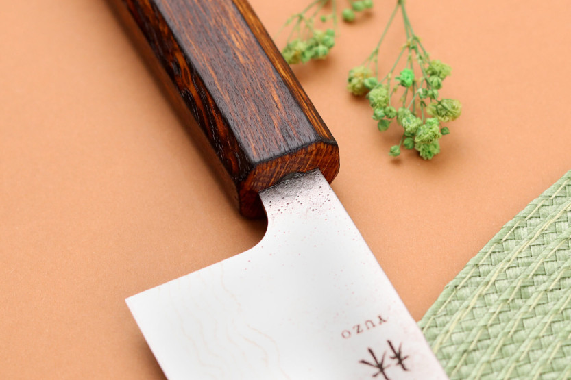 Faca japonesa santoku 440C Tsuchime Damascus Yuzo 16,5cm