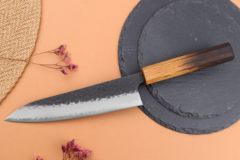 Cuchillo de cocinero japonés de 18cm Yuzo Black AS hecho a mano, roble quemado