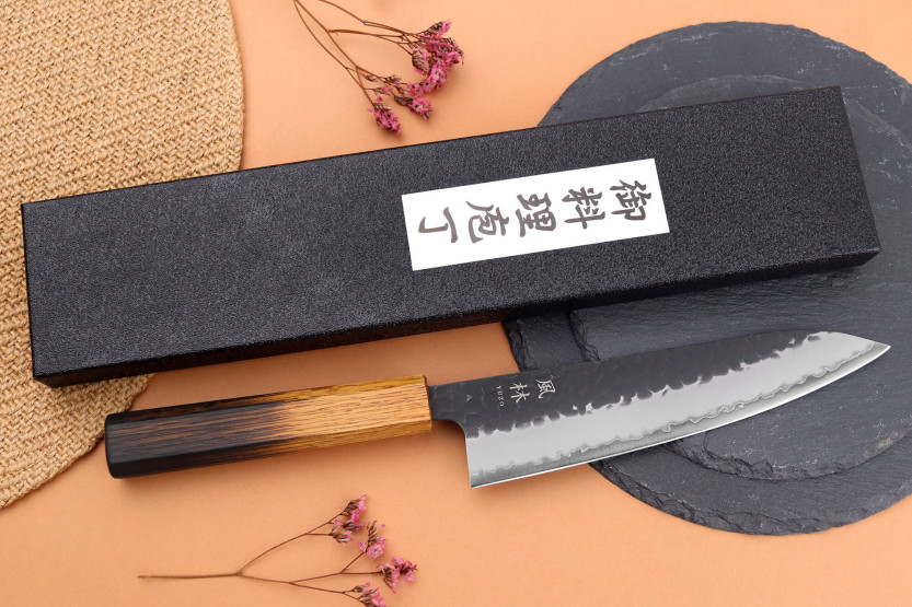 Cuchillo de cocinero japonés de 18cm Yuzo Black AS hecho a mano, roble quemado
