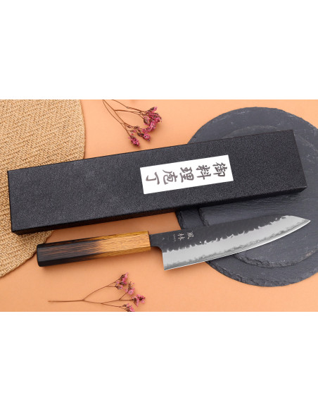 Cuchillo de cocinero japonés de 18cm Yuzo Black AS hecho a mano, roble quemado
