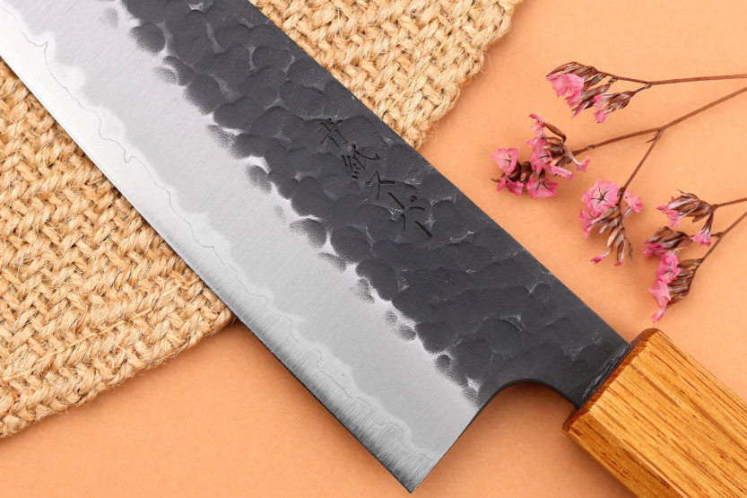 Cuchillo de cocinero japonés de 18cm Yuzo Black AS hecho a mano, roble quemado