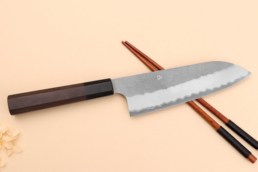 Nigara Hamono Tsuchime AS 18cm Japans santoku mes met walnotenhouten handvat