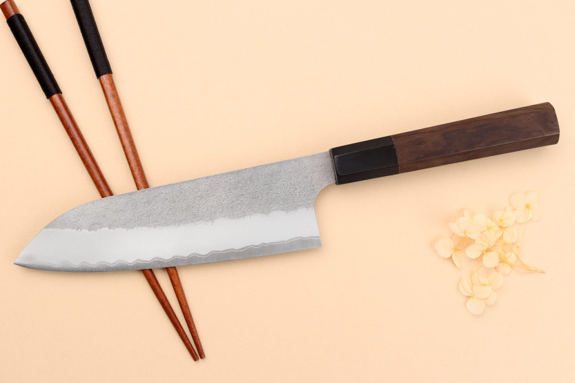 Nigara Hamono Tsuchime AS 18 cm japansk santokukniv med håndtag i valnøddetræ