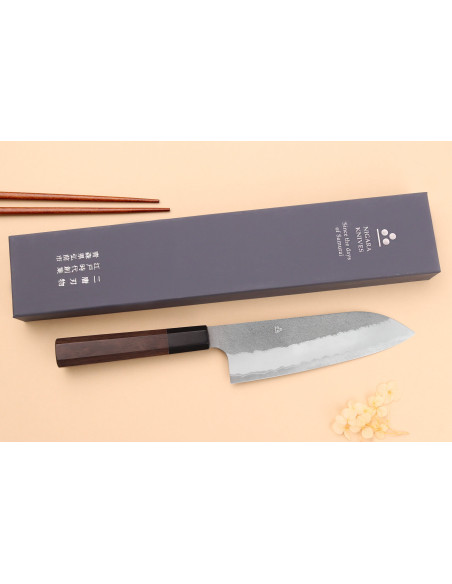 Nigara Hamono Tsuchime AS 18cm Japans santoku mes met walnotenhouten handvat