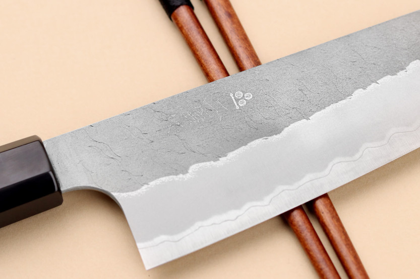 Nigara Hamono Tsuchime AS 18cm japanilainen santokuveitsi saksanpähkinäisellä kahvalla