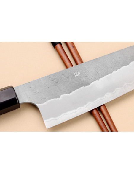 Nigara Hamono Tsuchime AS 18 cm japansk santokukniv med håndtak i valnøtt