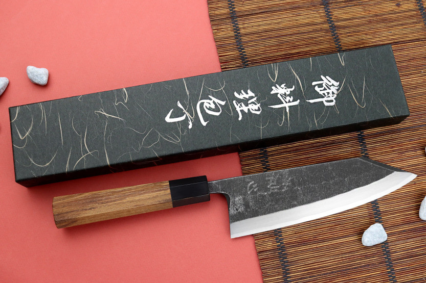 Hatsukokoro Shirasagi 18cm deba kiritsuke japansk handgjord kniv med teakhandtag