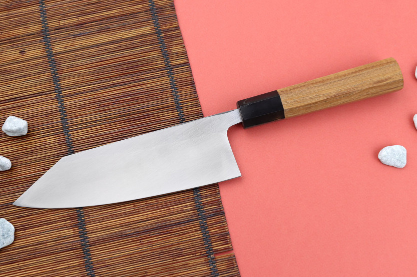 Hatsukokoro Shirasagi 18 cm deba kiritsuke japansk håndlavet kniv med teakskæfte