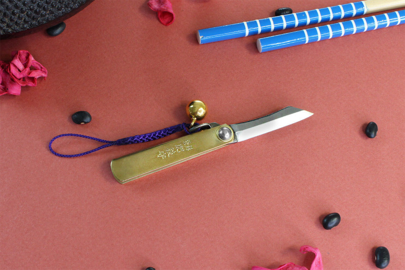 Higonokami Kanetsune lommekniv 4 cm SK-5 stålblad messinghåndtag + klokke