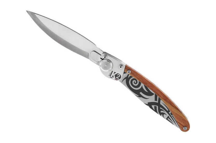 Faca dobrável K2.05M com cabo em sândalo e aço, design tribal 11,5 cm