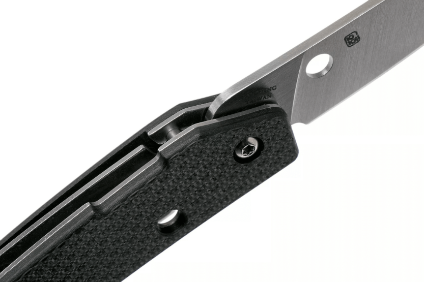 Navaja Spyderco Ikuchi C242CFP con mango de fibra de carbono/G10 negro 11cm