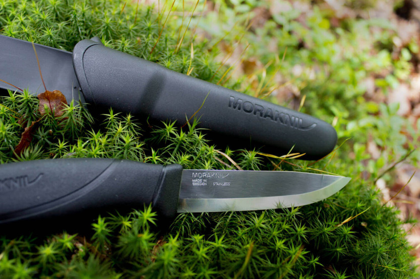 Mora Companion 12141 coltello 10,4 cm lama in acciaio inox manico in gomma nera + custodia