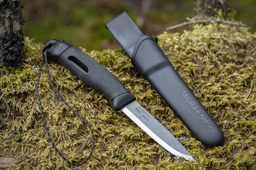 Mora Companion Spark 13567 kniv 10,4 cm rustfrit stålblad sort gummihåndtag med flint + etui