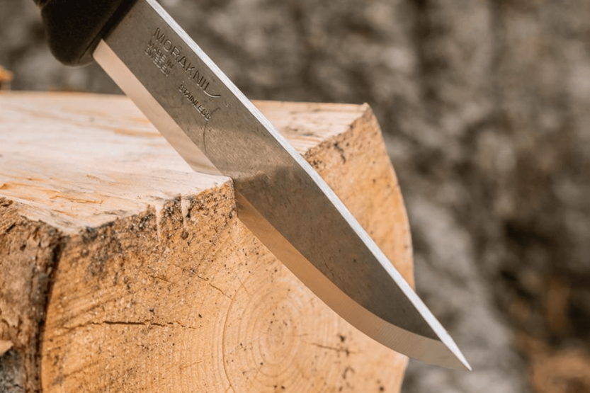 Mora Companion Spark Messer 13567 10,4cm Edelstahlklinge, schwarzer Gummigriff mit Feuerstein + Etui
