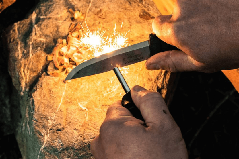 Mora Companion Spark 13567 veitsi 10.4cm ruostumattomasta teräksestä valmistettu terä musta kumikahva ja sytytin + kotelo