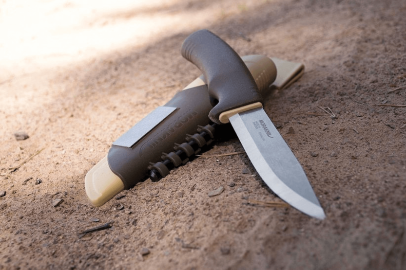 Mora Bushcraft Survival Messer 13033 mit 10,9cm Klinge aus rostfreiem Stahl und braunem Gummigriff mit Feueranzünder + Etui