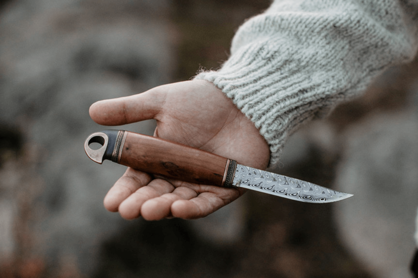 557012 Marttiini Bronze Vogelmes 10cm damascus lemmet berken handvat + etui/cadeauverpakking