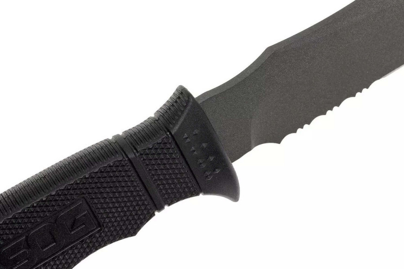 SOG Seal Pup SGM37N kniv 12 cm halvtandet blad sort nylon/glasfiberhåndtag + skede