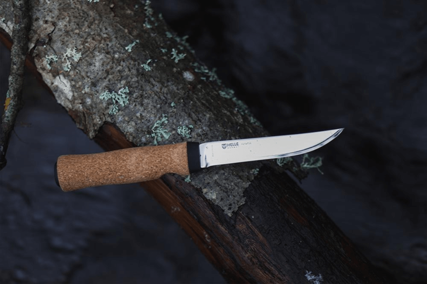 Helle Hellefisk H120 kniv blad i rustfrit stål 12,3 cm korkhåndtag + læderskede
