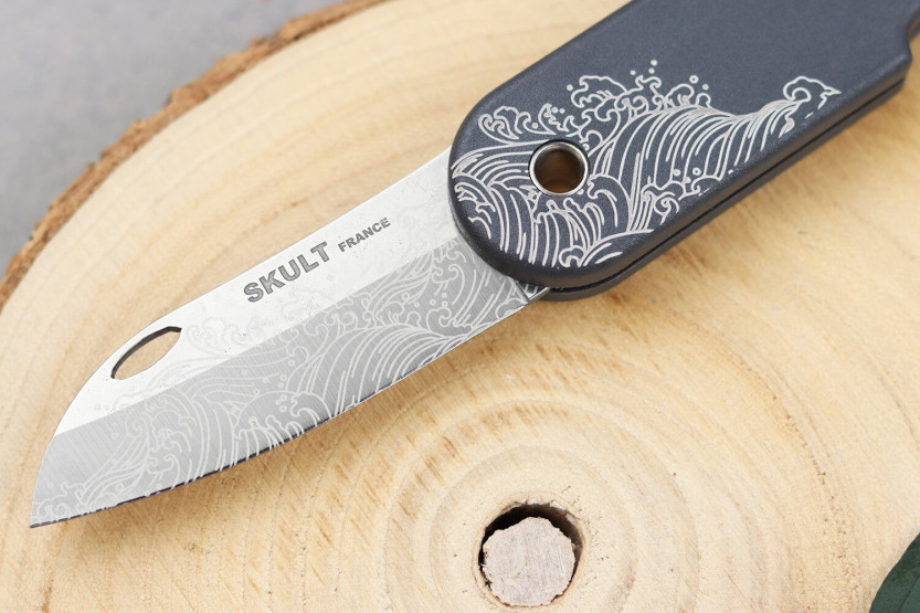 La Vague French Skult ekologiskt ansvarsfull fällkniv 10cm grått handtag