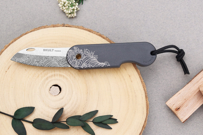 Coltello pieghevole eco-responsabile La Vague French Skult manico grigio da 10 cm