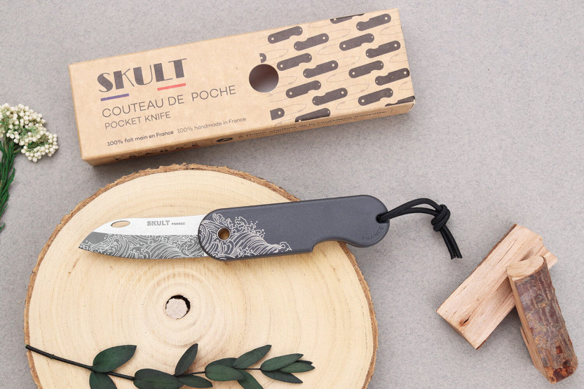Coltello pieghevole eco-responsabile La Vague French Skult manico grigio da 10 cm