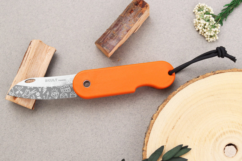 Skult Fransk ekologiskt ansvarsfull fällkniv Le Tatoué orange handtag 10cm