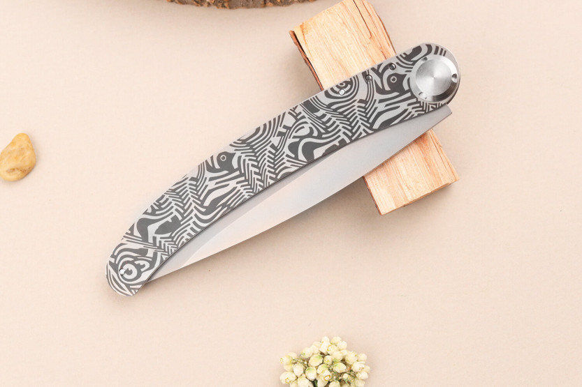 Le Coq Français Tropical Red Heart foldekniv med rødt trehåndtak 11,5 cm + etui