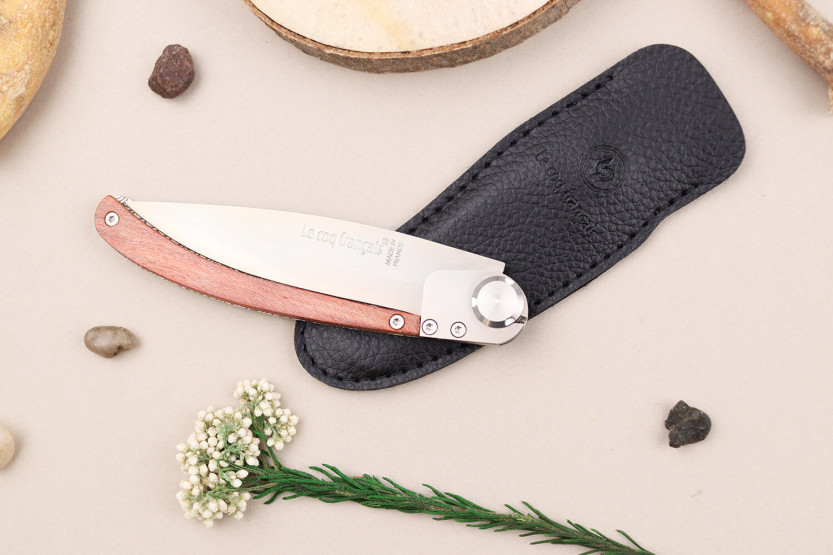Le Coq Français Soleil Levant Cuchillo plegable Corazón Rojo 11,5cm mango de madera roja + funda